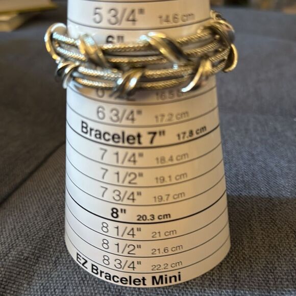 Vintage Signed 60’s Lisner Silver-tone Bracelet with Ribbon & Leaves. - Picture 10 of 10